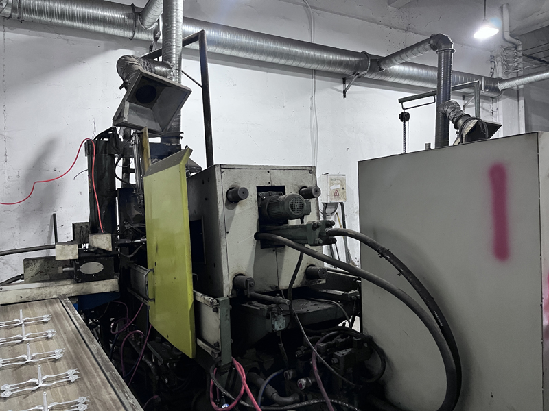 जिन्हुआ हांजियाच्या कार्यशाळेत नेहमी दिवे का असतात?